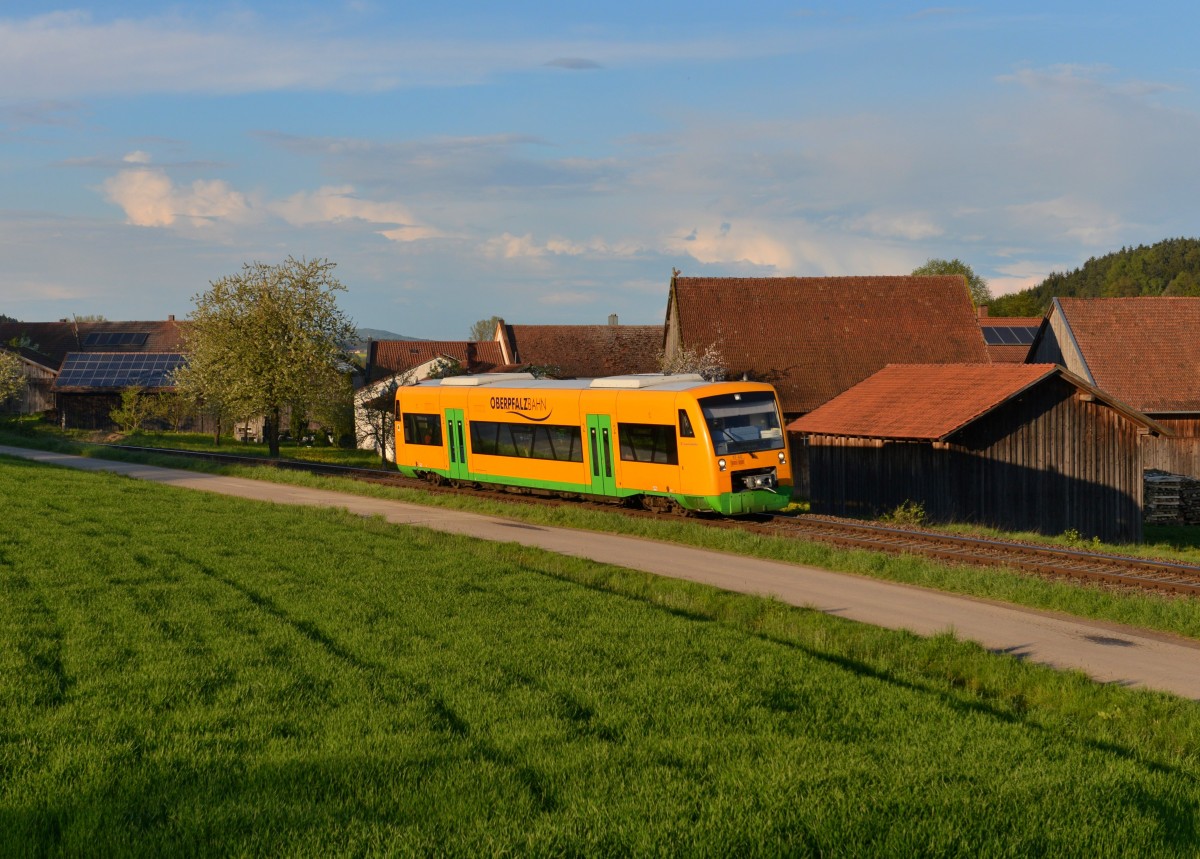 650 673 (VT 40) als RB nach Schwandorf am 22.04.2014 bei Kothmaißling.