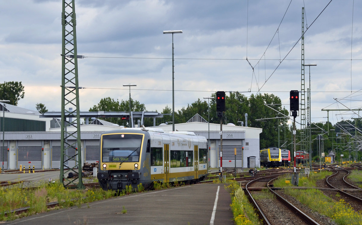 650 701 der agilis pendelte am 19.06.18 auf der Strecke Hof - Selb Stadt. Hier erreicht Goldie von Selb kommend den Bahnhof Hof; der Zugzielanzeiger ist bereits für die nächste Fahrt eingestellt.