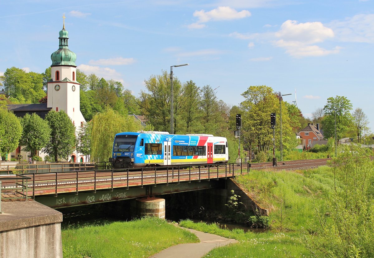 650 703 (agilis) mit Deutsch-Tschechischer Werbung als ag 84671 zu sehen am 16.05.17 in Oberkotzau.

