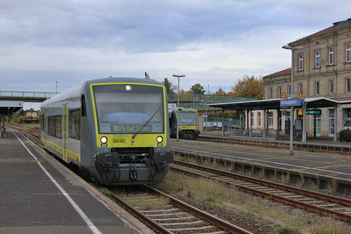 650 704 verlässt als RB 24 Bayreuth-Bad Steben am 21.10.2023 den Bahnhof Kirchenlaibach. Im Hintergrund ist 650 711 in der Gegenrichtung unterwegs. 