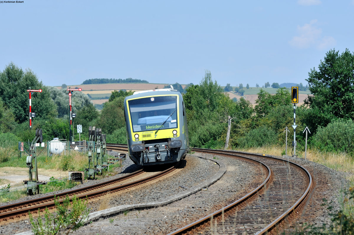 650 708 als ag84567 von Bayreuth nach Weiden bei der Einfahrt in Trabitz, 07.08.2015