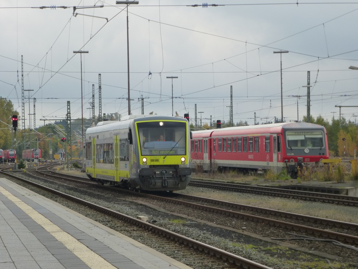 650 712 fährt hier am 12.10.2013 als Leerzug durch den Hofer Hbf.