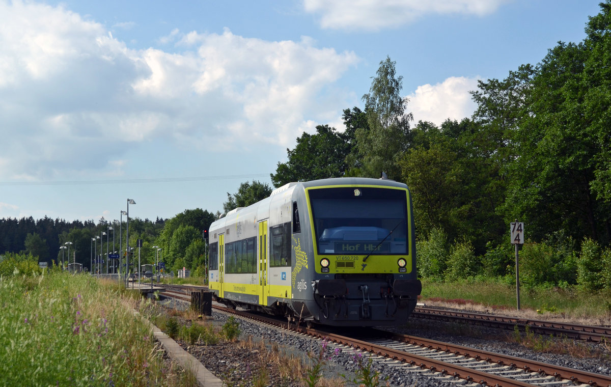 650 720 hat am 21.06.18 soeben den Haltepunkt Kirchenlamitz Ost verlassen und setzt nun seine Fahrt nach Bad Steben über Hof fort.
