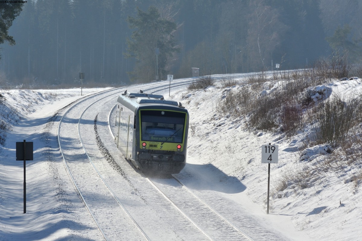 650 734 legt sich bei Waldershof mit der Ag 84550 von Marktredwitz nach Bayreuth Hbf in die Kurve und wird in Kürze den Langentheilener Tunnel passieren, 07.02.2015