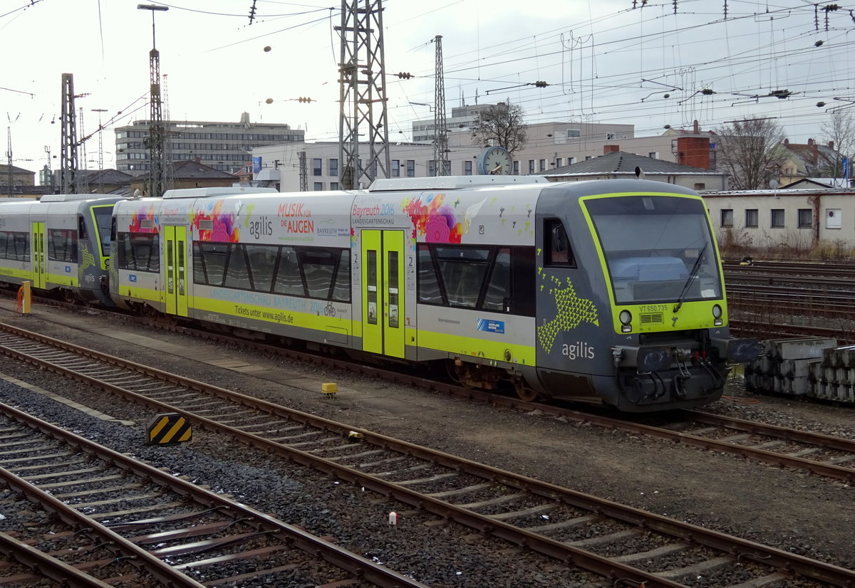 650 735 von Agilis mit Werbung für die Landesgartenschau Bayreuth steht am 16. Januar 2016 in Bamberg abgestellt.