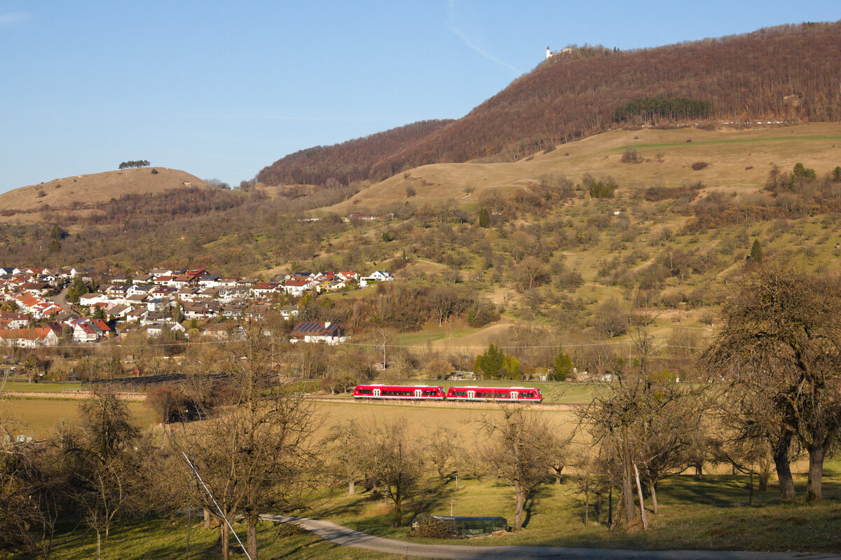 650-Doppel als RB64 Oberlenningen-Kirchheim (Teck) am 13.02.2022 zwischen Brucken und Owen. Im Hintergrund ist die namensgebende Burg Teck aus dem 12. Jahrhundert zu sehen. 
Im Wesentlichen wechsel sich auf dieser relation die Bahn und der Bus jeweils im Stundentakt ab, wodurch ein Halbstundentakt entsteht. Durch den Erhaltungszustand der Strecke bedingte niedrige Geschwindigkeit und dadurch langen Umlaufzeit der Züge (40 Minuten reinen Fahrzeit für beide Richtungen) lässt sich ein Halbstundentakt nicht etablieren. Sind wir gespannt, was in Zukunft mit der Strecke passieren wird. 