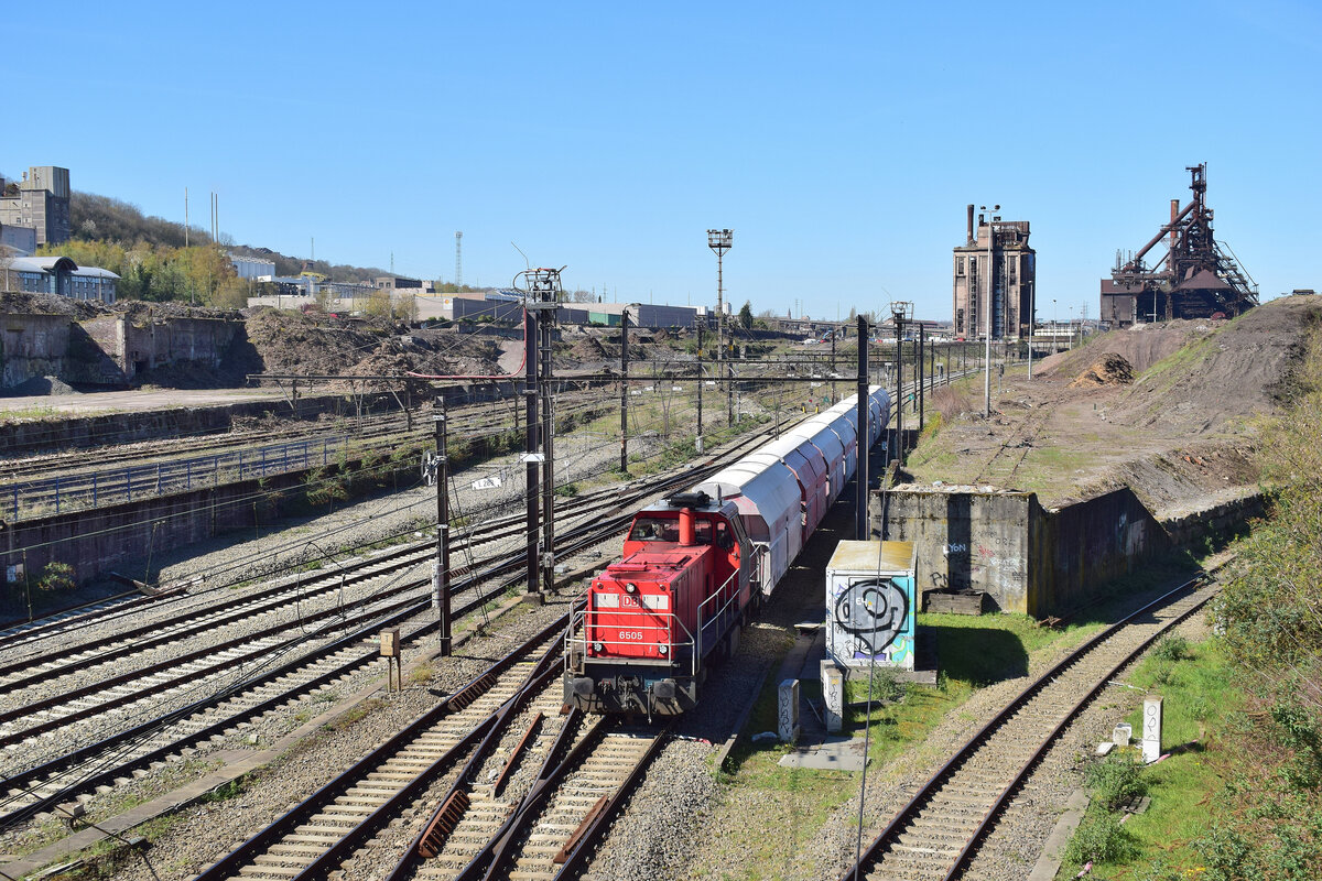 6505 ist mit einem Kalkzug zwischen Flémalle-Haute und Kinkempois unterwegs und hat soeben die Überreste des Stahlwerks passiert.

Lüttich 07.04.2026