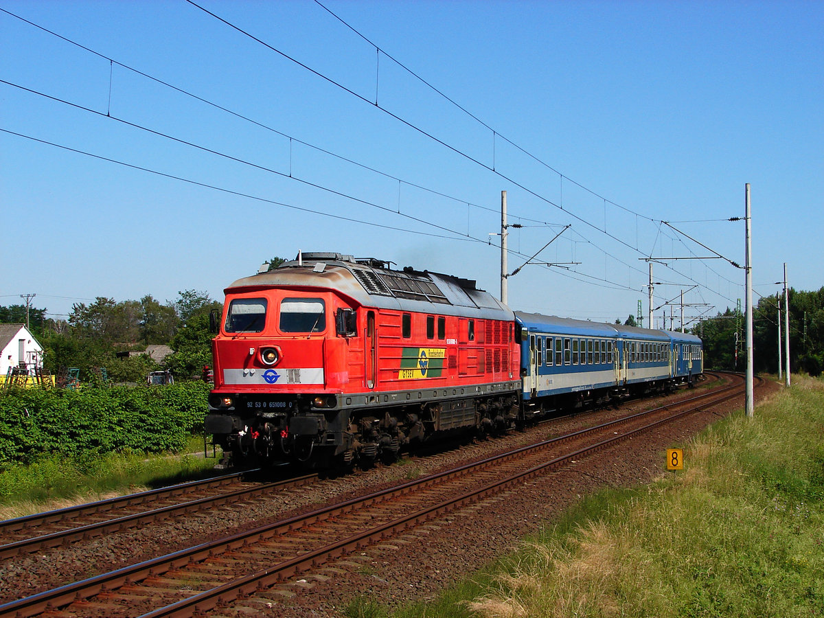 651 008 (Ludmilla) mit dem Sopron-Keszthely Eilzug 19807 kurz nach Celldömölk.
29.06.2016.