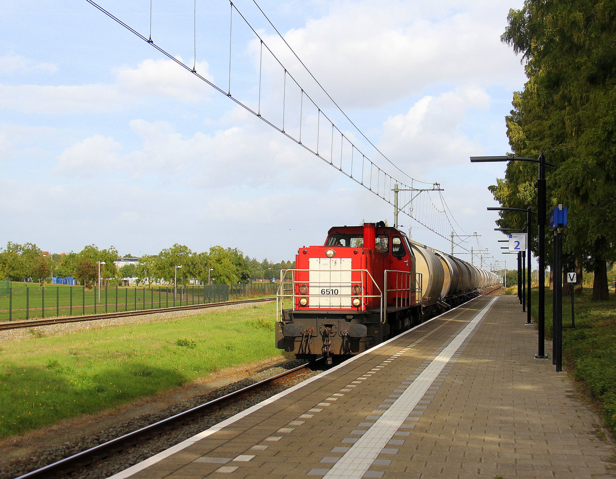 6510  von DB-Schenker kommt durch Geleen-Lutterade(NL) mit einem Kalkleerzug aus Veendam(NL) nach Hermalle-Huy(B) in Richtung Maastricht(NL),Belgien.
Aufgenommen in Geleen-Lutterade(NL). 
Bei Sonne und Wolken am Nachmittag vom 3.10.2018.