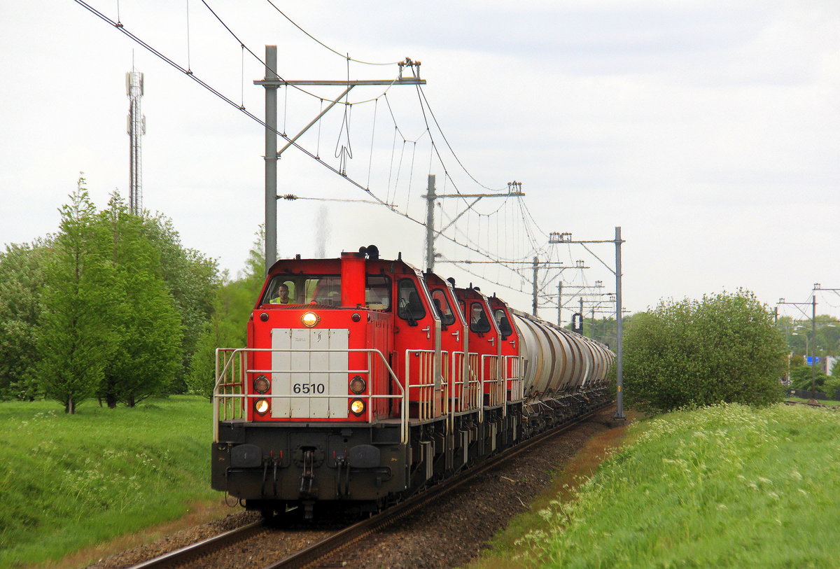 6510 kommt mit drei weitern 65er von DB-Schenker kommen durch Geleen-Lutterade(NL) mit einem  Kalkleerzug aus Veendam(NL) nach Hermalle-Huy(B)  und fahren in Richtung Maastricht(NL). Aufgenommen in Geleen-Lutterade(NL). 
Bei Wolken am Mittag vom 28.4.2018.