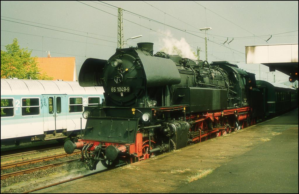 651049 vor Sonderzug am 10.5.1997 im Bahnhof Hameln.
