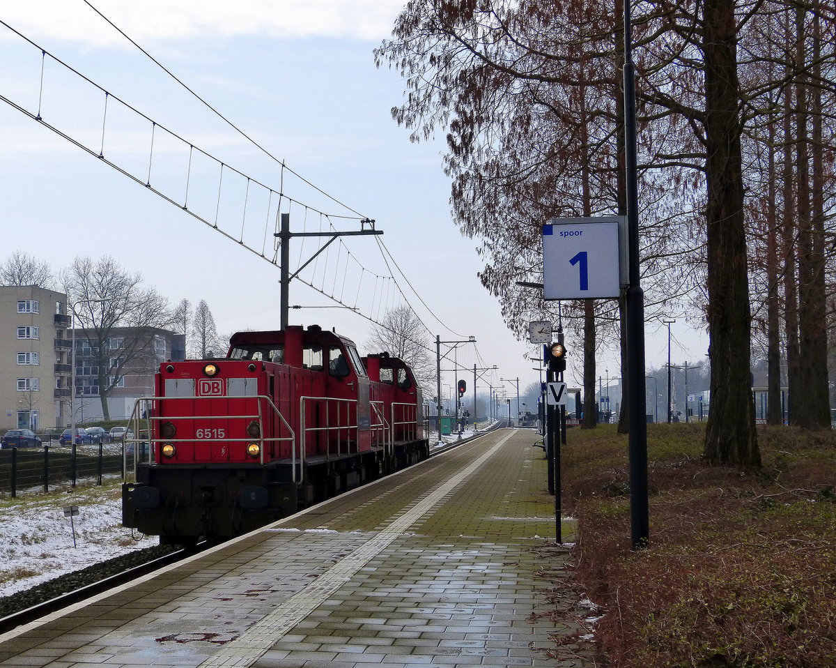 6515 und 6512 beide von DB Schenker kommen als Lokzug aus Liège-Kinkempois(B) nach Sittard(NL) und kammen aus Richtung Maastricht(NL) und fahren durch Geleen-Lutterade(NL) in Richtung Sittard(NL).
Aufgenommen in Geleen-Lutterade(NL). 
Bei Sonne und Schnee am Kalten Mittag vom 3.3.2018.