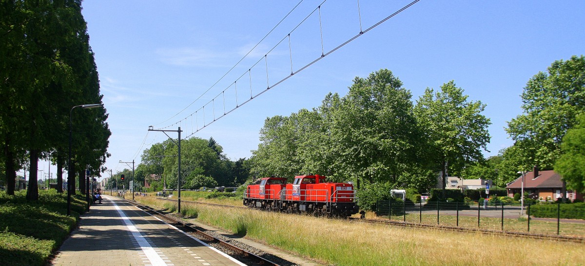 6515 und 6512 beide von DB Schenker kommen als Lokzug von Geleen-Lutterade(NL) und fahren nach Sittard(NL). 
Aufgenommen in Geleen-Lutterade(NL). 
Bei schönem Sonnenschein am Mittag vom 14.6.2015.