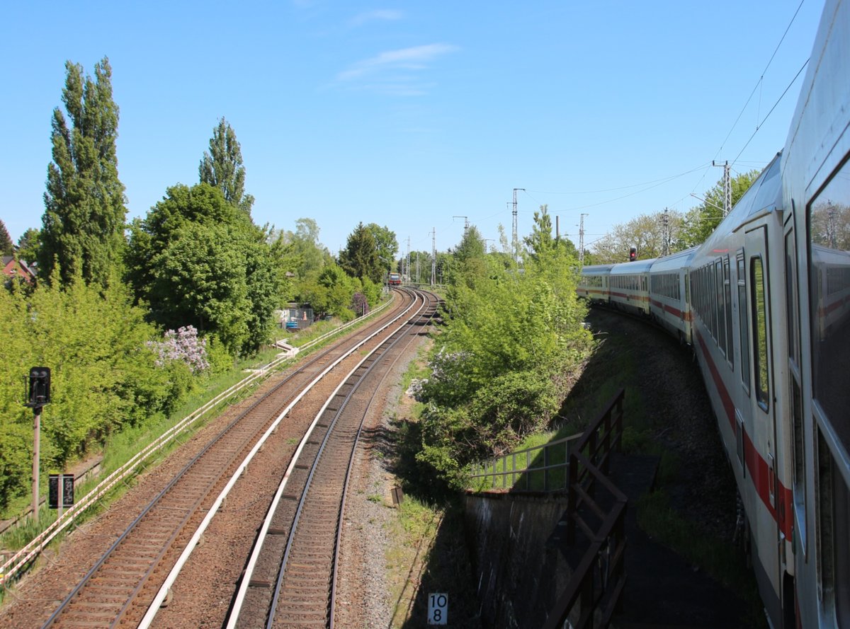 6.5.2018 IC 2425 wurde heute über den nördl./westlichen Aussenring umgeleitet. Hier auf der Eisenbahnüberführung zwischen Karow und Abzw Karow West (Akw). Unten km 10.8 der Stettiner Bahn (S-Bahn)