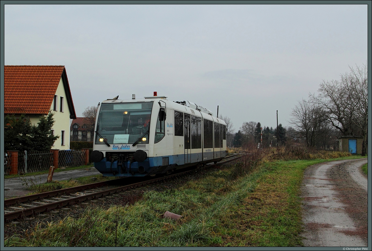 654 014 der Rurtalbahn ist fernab der Heimat für Vetter-Bus auf der Strecke Lutherstadt Wittenberg - Bad Schmiedeberg im Einsatz. Am 08.12.2013 hat der Zug gerade den BÜ Korgauer Straße überquert und in Kürze am Haltepunkt Bad Schmiedeberg Kurzentrum enden.