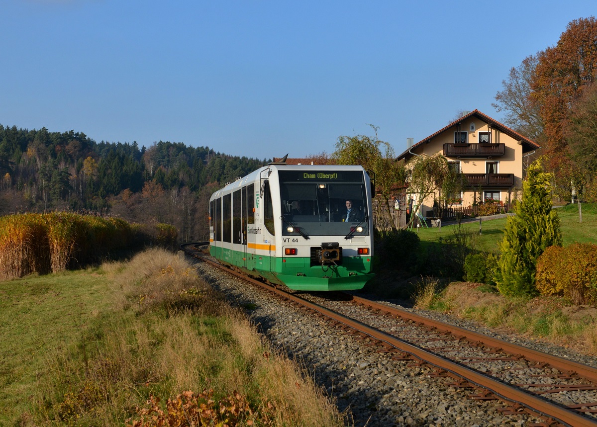 654 044 (VT 44) als RB nach Cham am 14.11.2014 bei Grafenwiesen. 