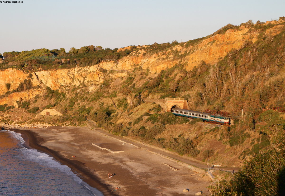 656 *** mit dem IC 723 (Roma Termini-Palermo Centrale) bei Pollina 4.10.16