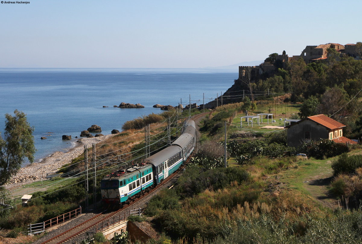 656 033 mit dem ICN 1961 (Messina Centrale-Palermo Centrale) bei Tusa 4.10.16
