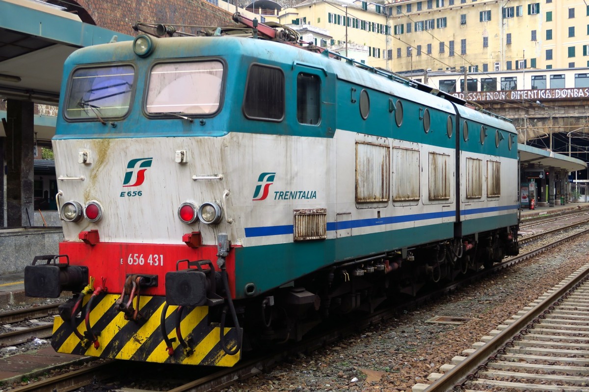 656 431 wartet im Bahnhof Genova Piazza Principe am 8.2.16.