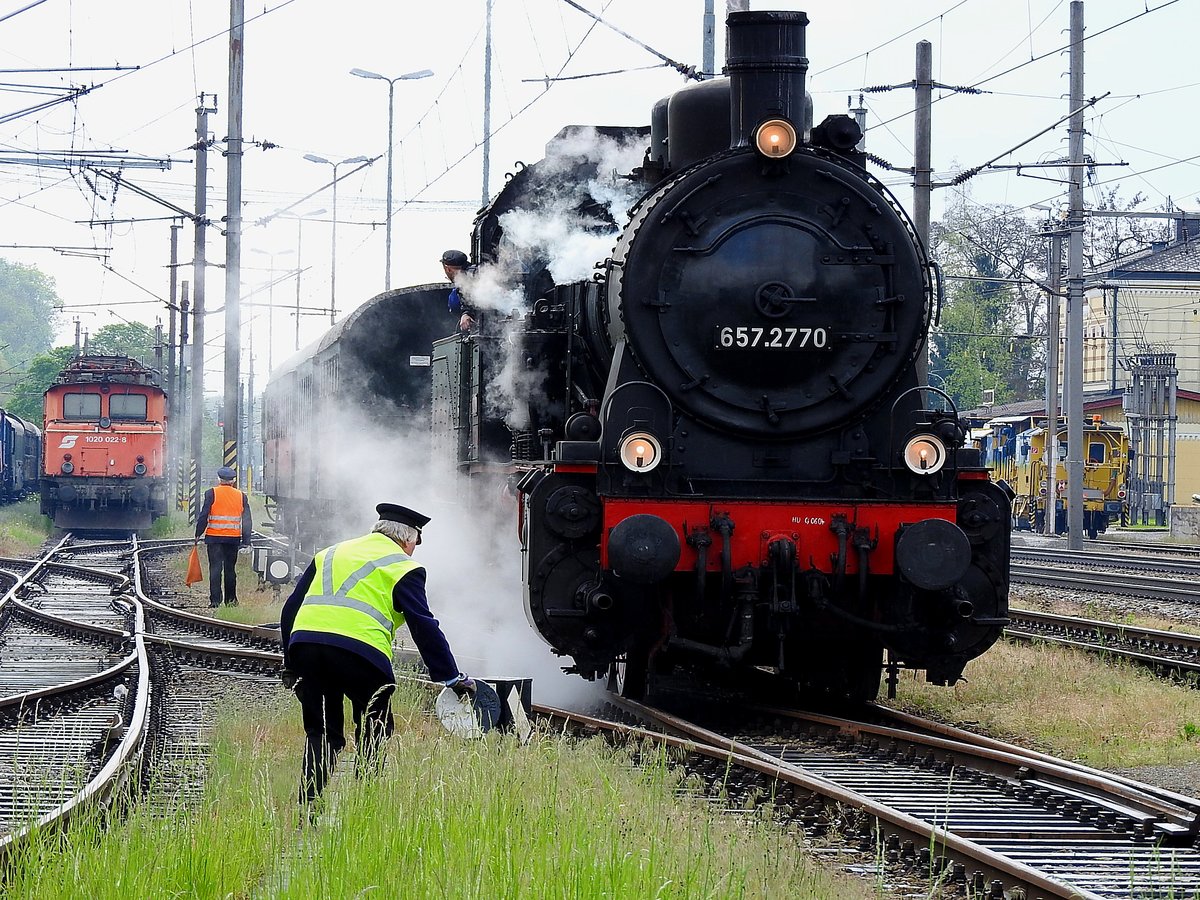 657 2770 wurden die Weichen zu ihrem Sonderzug im Bhf. Timelkam gestellt; 160516