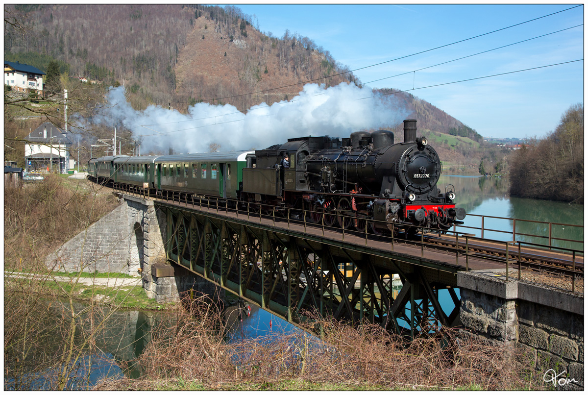 657.2770 + 1141.21 fahren mit einem Sonderzug von Ampflwang nach Admont, fotografiert bei der Ennsbrücke in Trattenbach. 30.3.2019