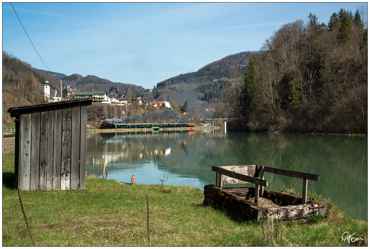 657.2770 + 1141.21 fahren mit einem Sonderzug von Ampflwang nach Admont, hier bei der Ausfahrt aus Kleinreifling. 30.3.2019