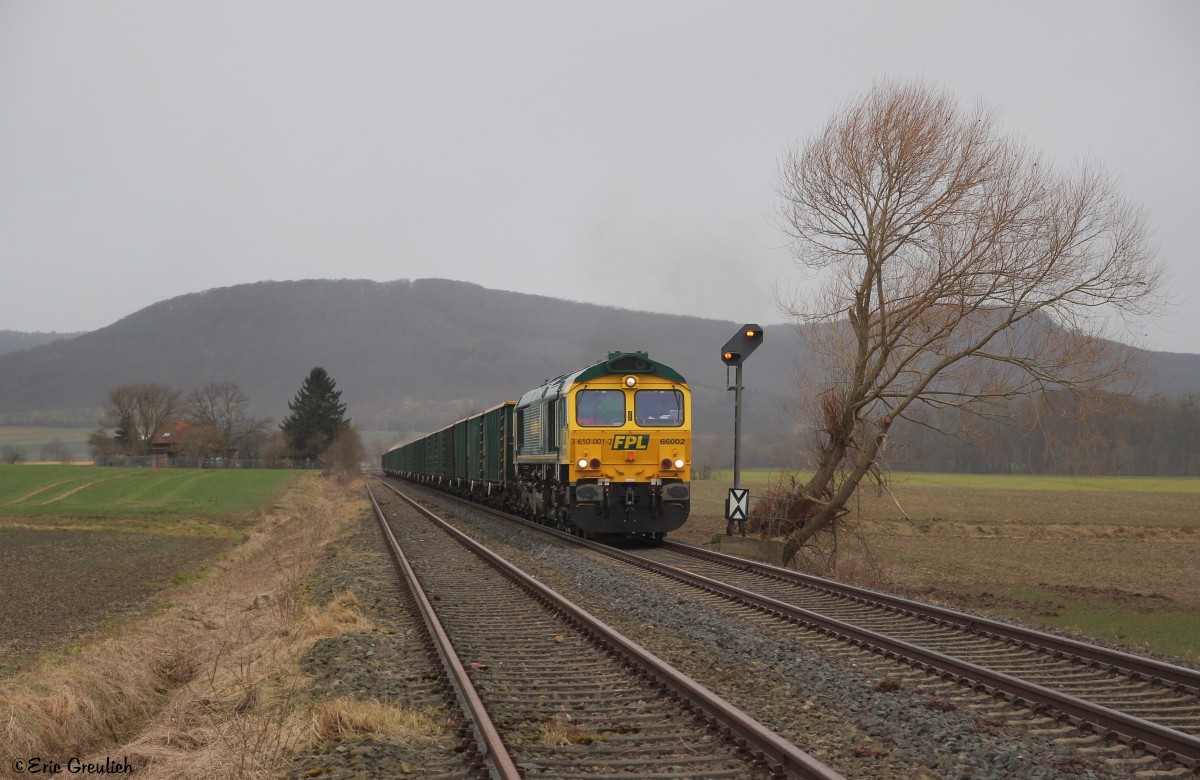 66002 hat am 03.03.15. den Bahnhof Voldagsen verlassen und dieselt gen Elze. Das zweite Gleis ist seit über 20 Jahren gesperrt und teilweise abgebaut.