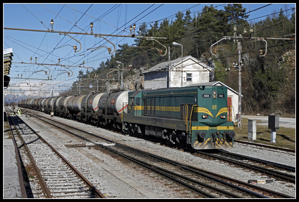 661-032 fährt am 13.02.2019 mit einem Güterzug durch den Bahnhof Rakek.