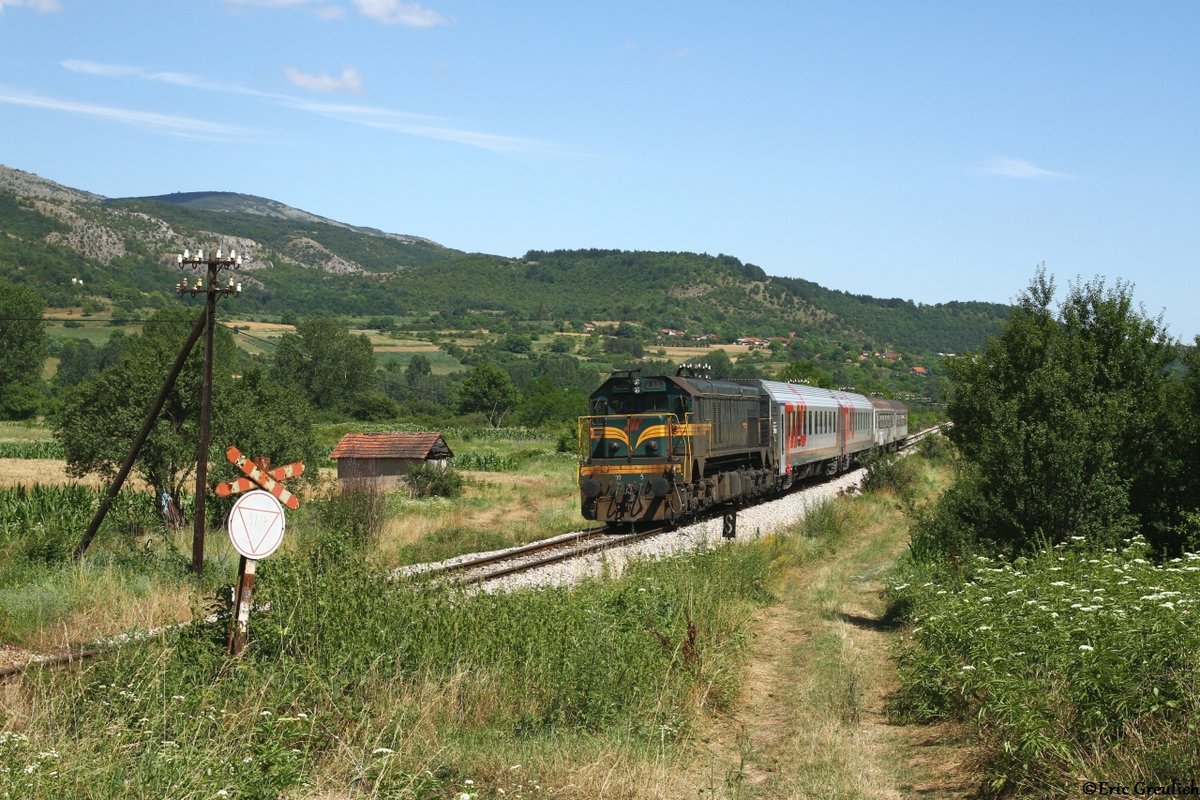661 112 mit dem B490 von Sofia nach Belgrad bei Crveni Breg. Der Zug führt zwei russische Kurswagen von Varna nach Moskau mit sich. 05.07.18.