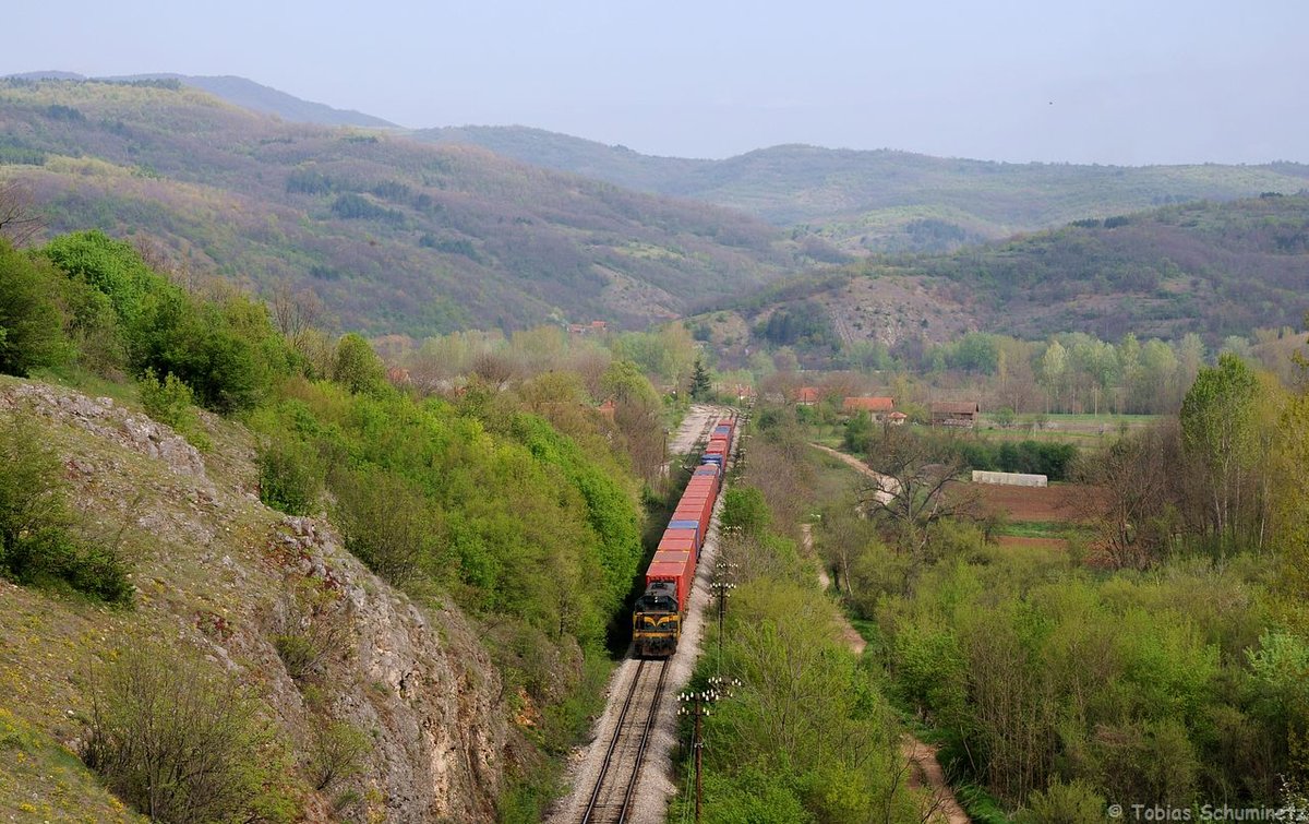 661 112 mit Güterzug am 09.04.2016 bei Ciflik