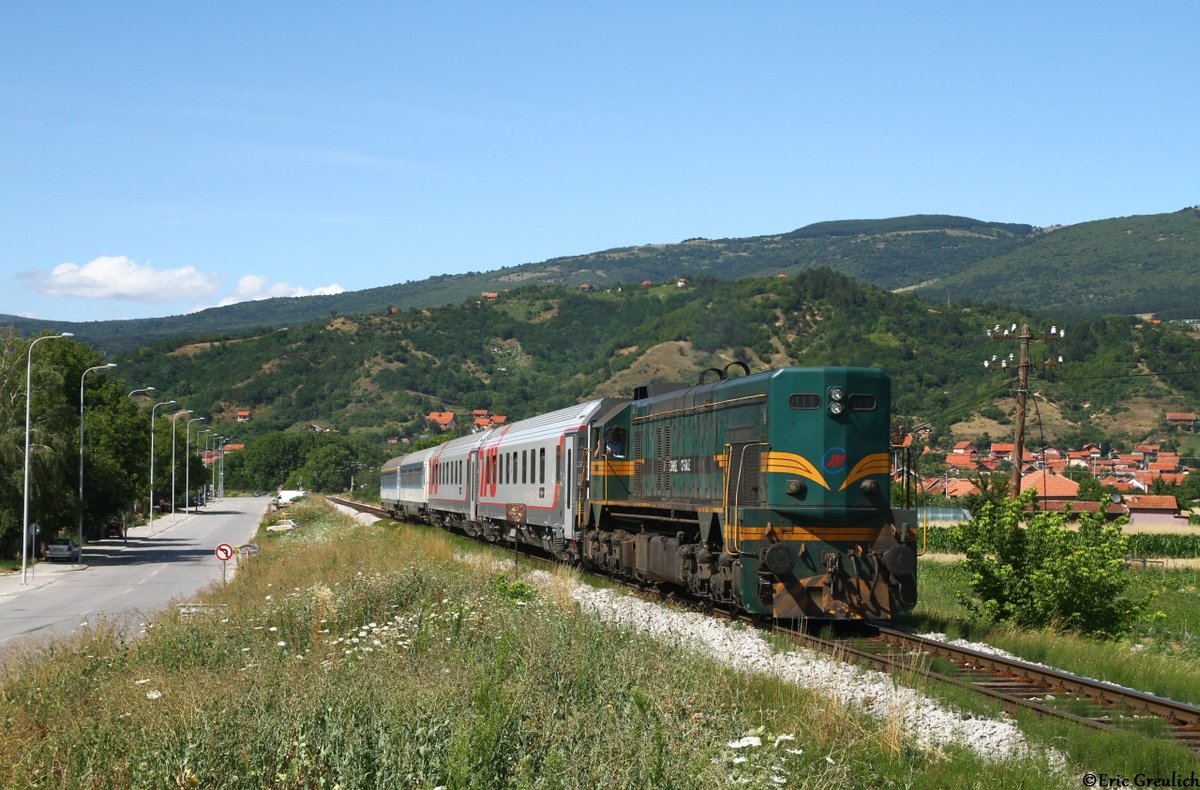 661 118 mit dem B491 von Belgrad nach Sofia in Pirot am 05.07.16. Dieser Zug führte zwei Kurswagen aus Moskau mit, welche weiter nach Varna fuhren.