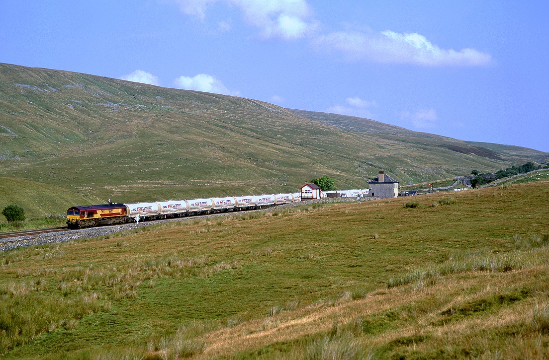 66112 bei Ribblehead zwischen Carlisle und Settle, 03.09.2010.