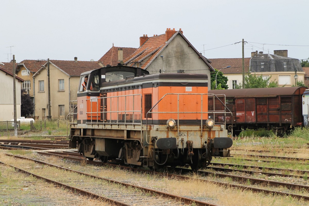 663843 auf  Bahnhof Le Buisson am 3-7-2014.