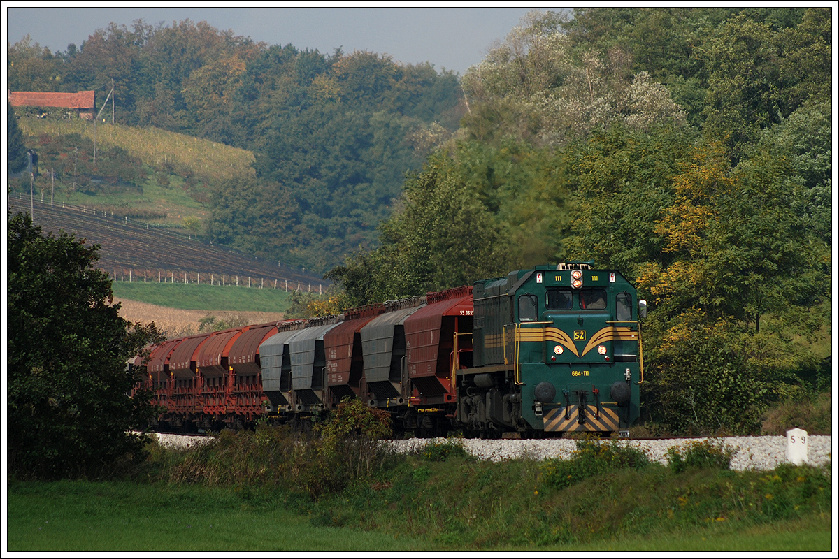 664-101 von Hodo auf dem Weg nach Pragersko, aufgenommen am 9.10.2013 in Libanja kurz vor der Haltestelle Pavlovci. (Televersion)