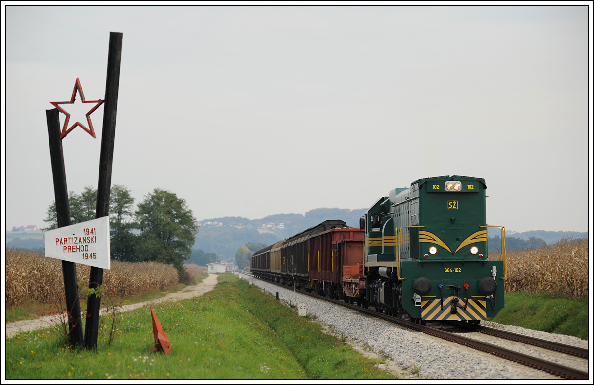 664-102 am 8.10.2013 auf dem Weg nach Pragersko, aufgenommen beim Partisanendenkmal vor der Haltestelle in Osluevci. 