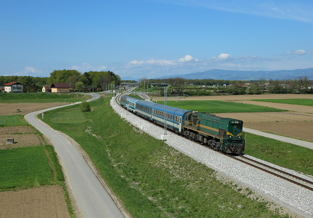 664 102 approaches Ptuj whilst working EC 247, 0845 Ljubljana - Budapest, 15 April 2016