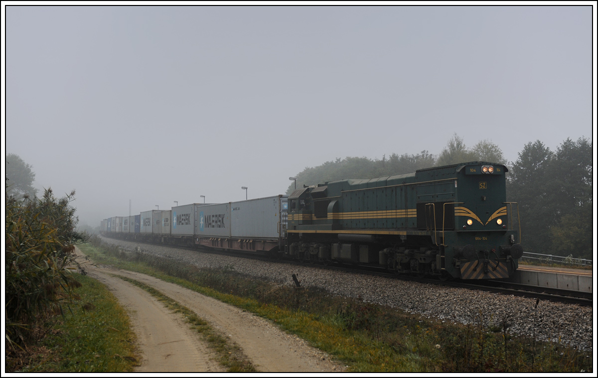 664-104 am 10.10.2013 auf dem Weg nach Hodo, aufgenommen bei der Durchfahrt der Haltestelle Gornji Petrovci. Auch hier sind im Hintergrund bereits die Masten fr die bevorstehende Elektrifizierung der Strecke zu sehen.