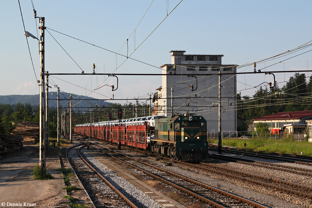 664 104 mit einem Autozug am 08.06.2014 in Logatec.