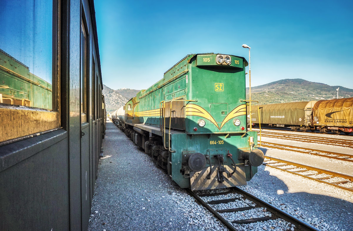 664 105-5 steht 14.10.2017 mit einem Kesselwagenzug im Bahnhof Nova Gorica.