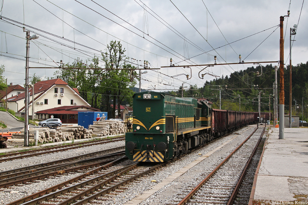 664 105 mit E-Wagen am 03.05.2014 in Rakek.