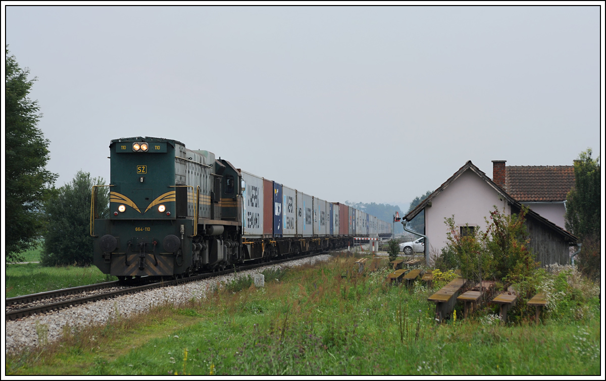 664-110 am bei der Durchfahrt der Haltestelle Verej Richtung Hodo am 9.10.2013.