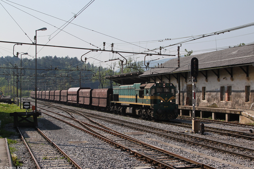 664 110 mit einem Erzzug am 01.05.2014 in Rakek.