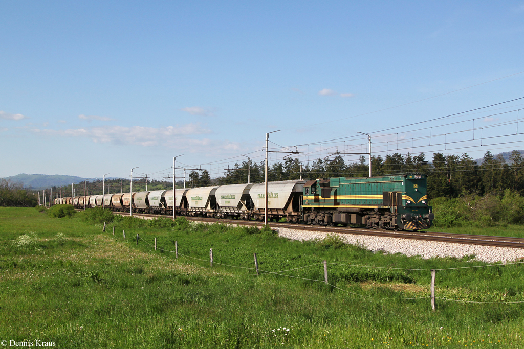 664 110 mit einem Getreidezug am 04.05.2014 bei Selce.