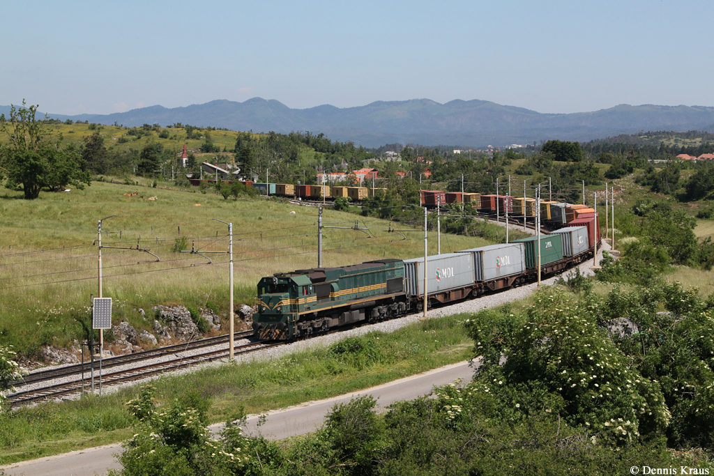 664 119 mit einem Containerzug am 07.06.2014 bei Selce.
