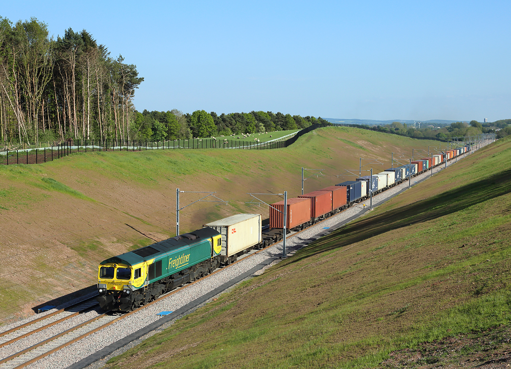 66418 approaches Searchlight Junction whilst working thw 1254 Southampton MCT-Trafford Park Freightliner, 16 May 2016.

This is the recently opened new Down Slow line.
