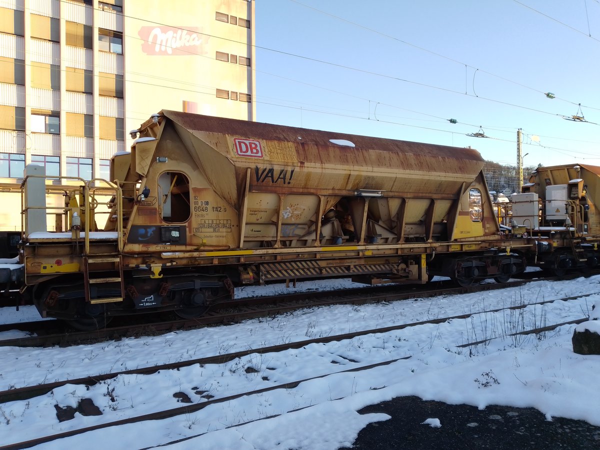 6648 142-9 Kies / Schotter Schüttgutwagen am 13.2.21 in Lörrach Güterbahnhof 