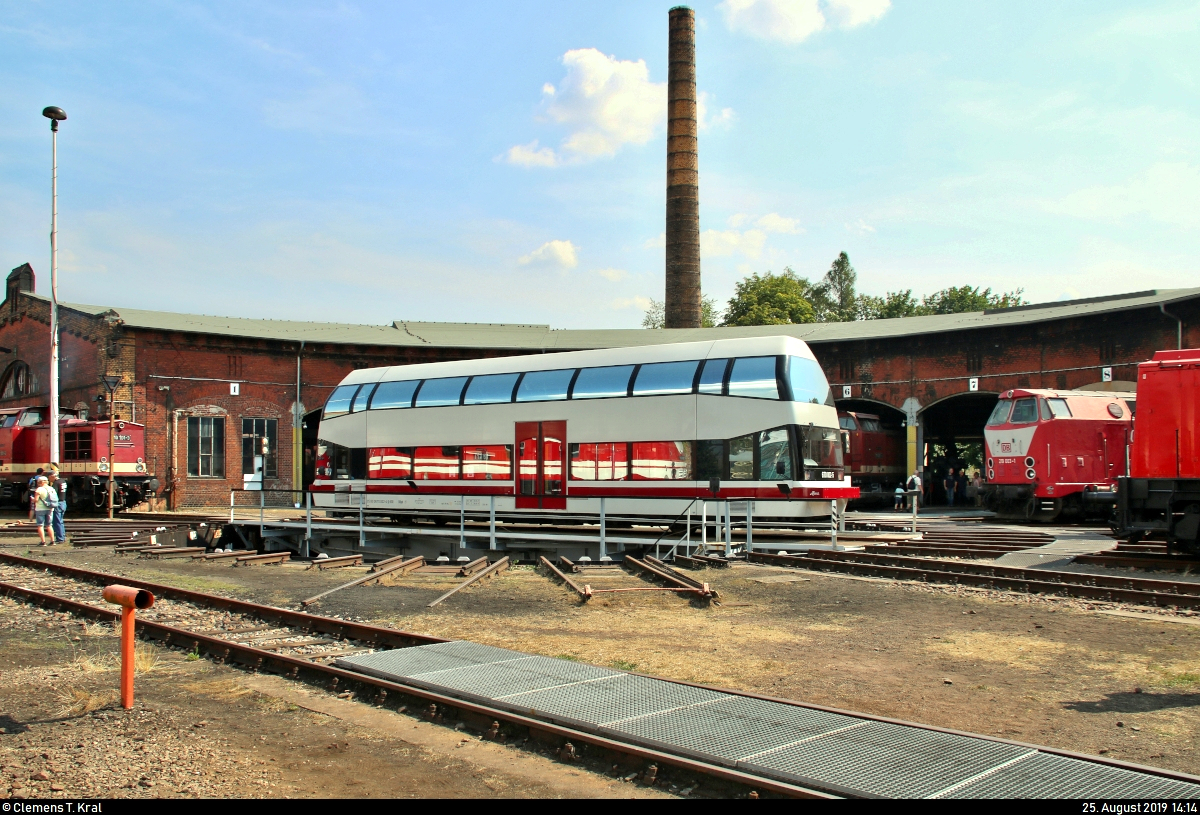 670 002-5  Alma  der Traditionsgemeinschaft Ferkeltaxi e.V. (Sächsisches Eisenbahnmuseum Chemnitz-Hilbersdorf e.V. (SEM)) steht, zur Vorbereitung der Lokparade, anlässlich des 28. Heizhausfests auf der Drehscheibe beim westlichen Ringlokschuppen des SEM.
Aufgenommen im Gegenlicht.
[25.8.2019 | 14:14 Uhr]