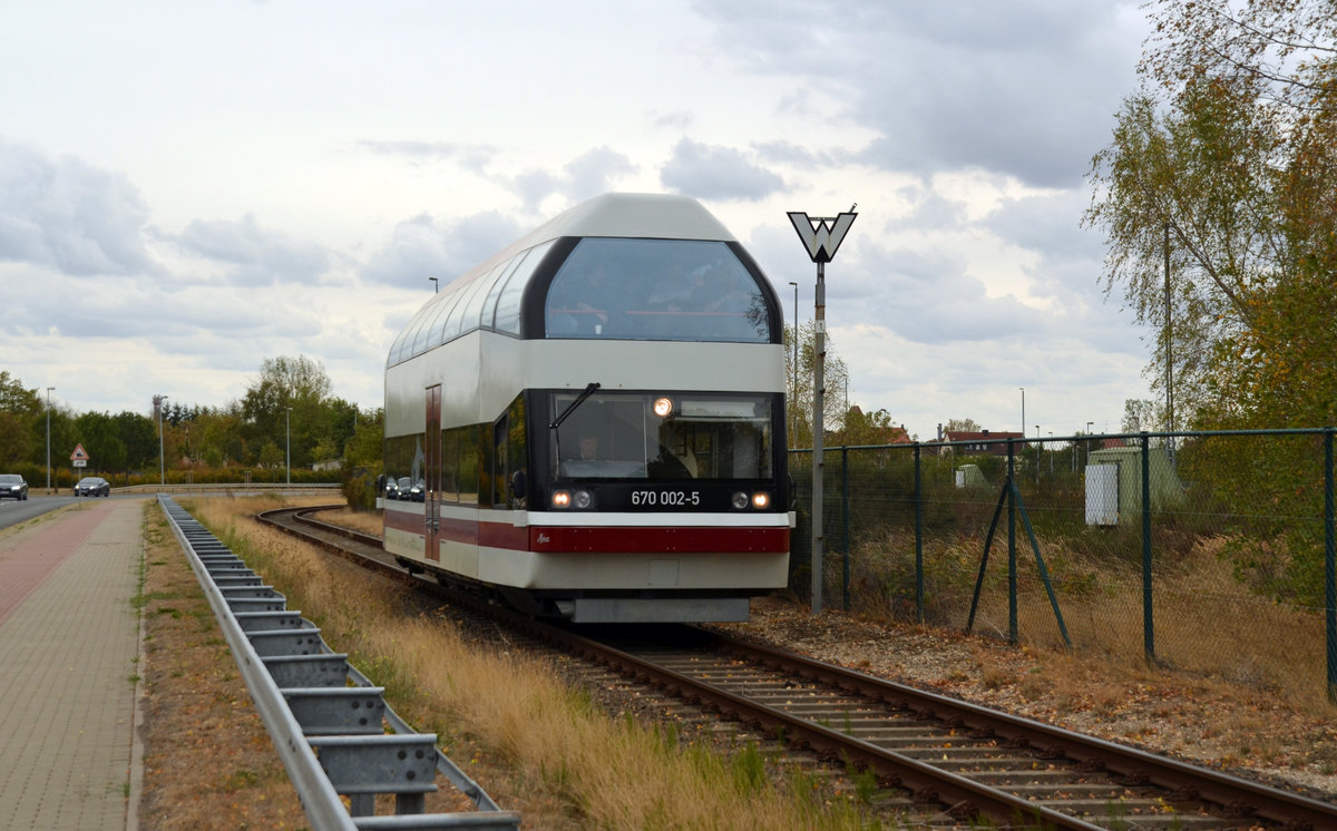 670 002 befuhr am 22.09.18 den Gleisanschluss von Bayer Bitterfeld im Rahmen des Tag der Chemie. Hier passiert er auf dem Weg zu Bayer die Salegaster Chaussee.