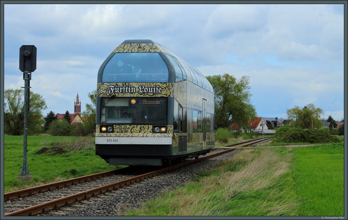 670 003 verlässt am 23.04.2017 den Ort Wörlitz Richtung Dessau.