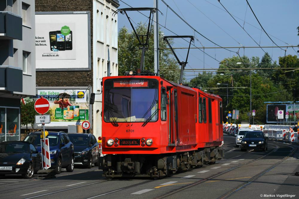 6701 und 6201 während der Arbeit auf der Neusser Straße am 10.08.2020.
